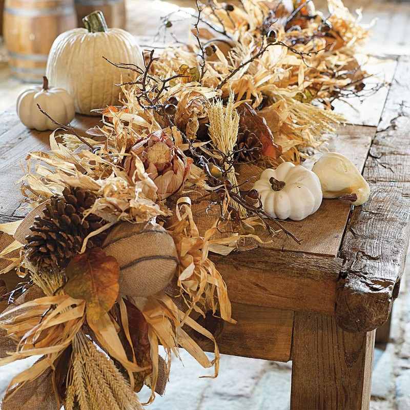 bricolage-facile-feuilles-automne-deco-citrouilles-table-bois-cones