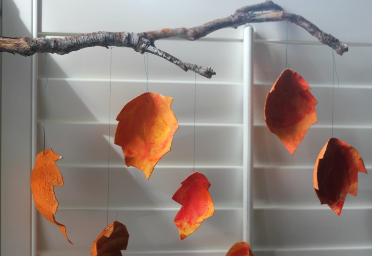 bricolage mobile décoratif feuilles automne carton oeufs