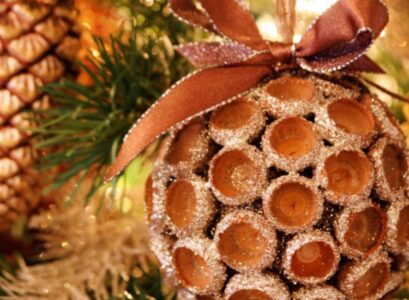 bricolage-noel-materiaux-naturels-boule-glands-noeud