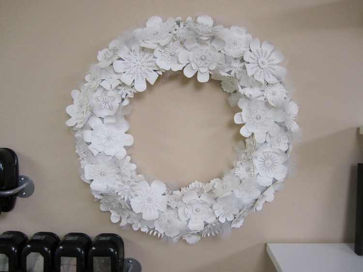 bricolage de Noël couronne-porte-blanche-fleurs
