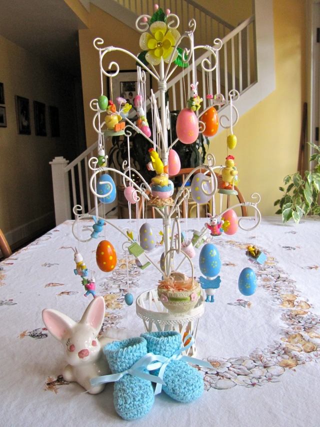 bricolage-paques-arbre-décoratif-oeufs-décorés-figurine-lapin-céramique