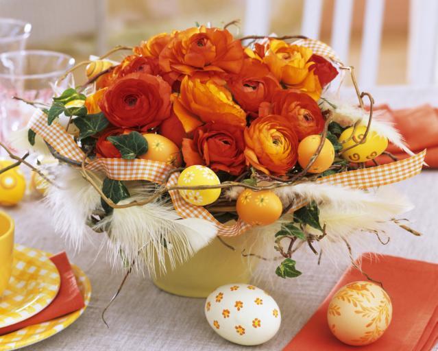 bricolage-paques-arrangement-fleurs-orange-plumes-oeufs-décorés