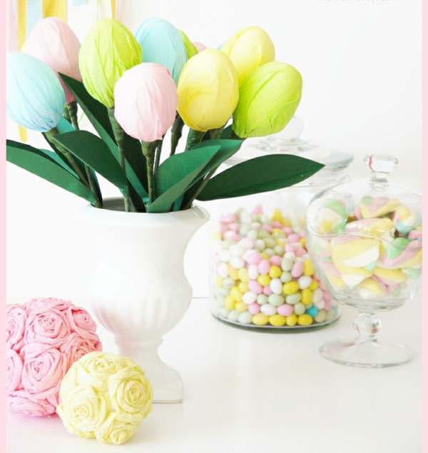 bricolage-paques-arrangement-oeufs-chocolat-tulipes-emballage-multicolore