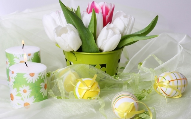 bricolage-paques-arrangement-tulipes-blanches-vase-vert-bougies-oeufs