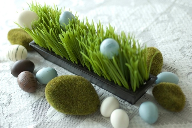 bricolage-paques-centre-table-gazon-oeufs-décorés-mousse-bonbons bricolage pour Pâques