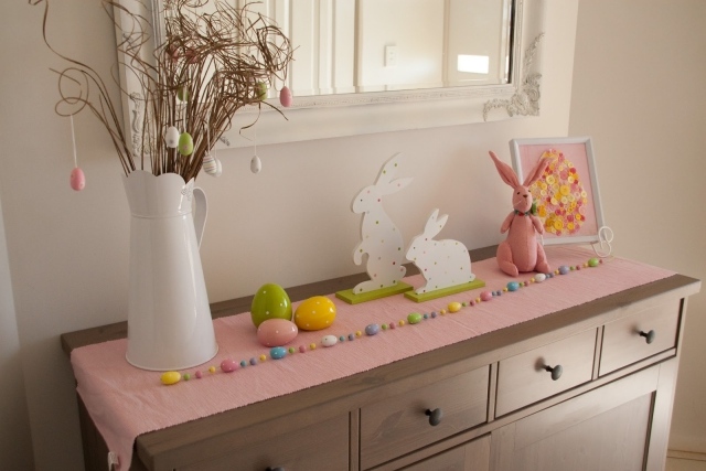 bricolage-paques-chemin-table-rose-vase-blnc-brindilles-oeufs-décoratifs-figurines-lapins
