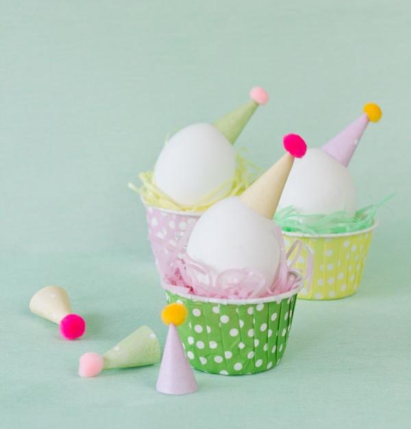 bricolage-paques-moules-cupcakes-jaune-vert-rose-oeufs-blancs-chapeaux-anniversaire bricolage pour Pâques
