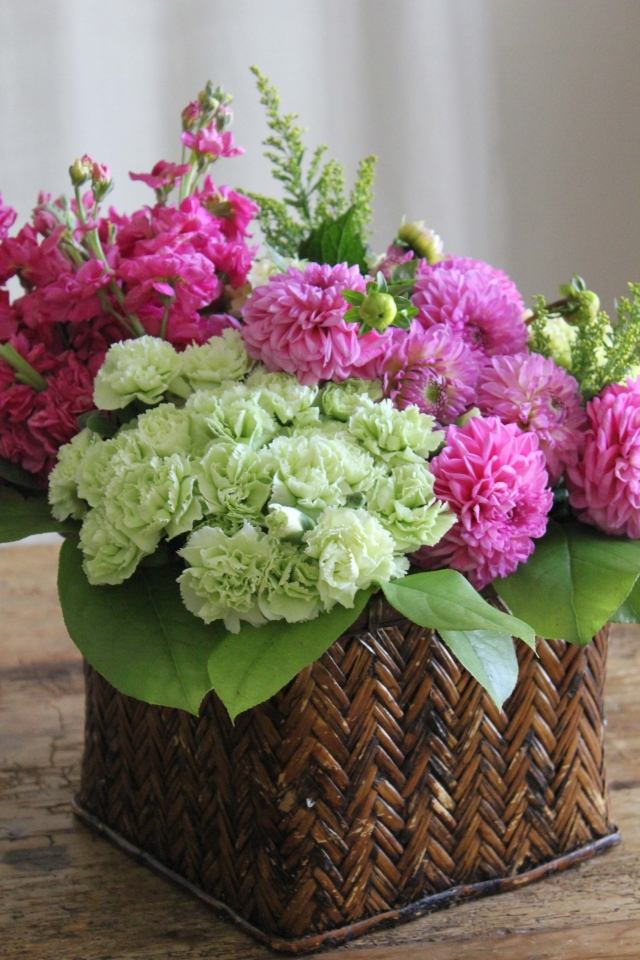 bricolage-paques-panier-tressé-fleurs-chrysanthèmes-oeuillets bricolage pour Pâques
