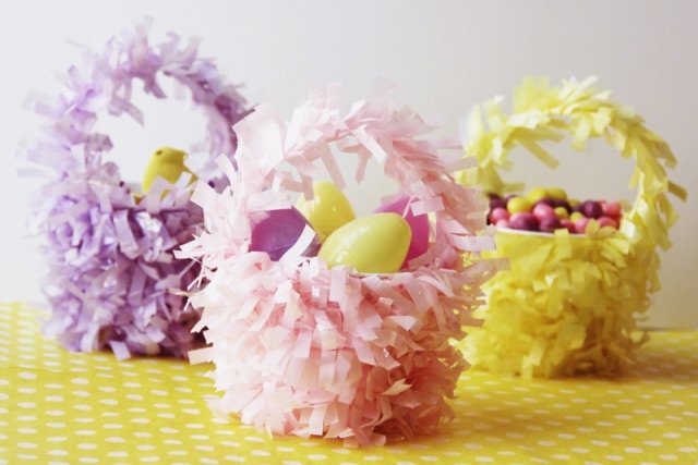 bricolage-paques-paniers-DIY-filtres-café-bandes-rose-jaune-lilas bricolage pour Pâques
