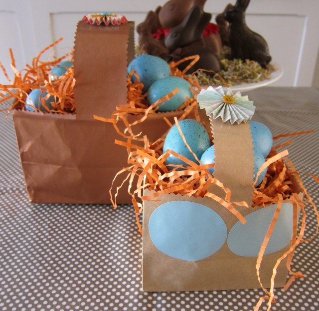 bricolage-paques-paniers-oeufs-bleus-bandes-papier-orange-lapins-chocolat
