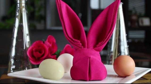 bricolage-paques-pliage-serviette-lapin-cyclamen bricolage pour Pâques