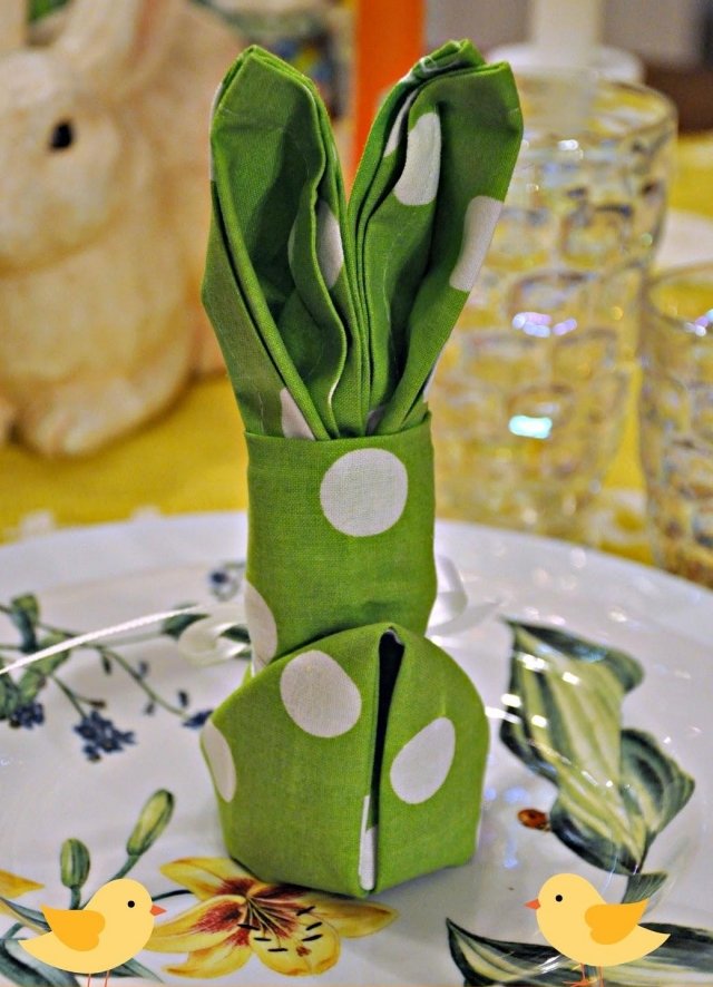 bricolage-paques-pliage-serviette-verte-forme-lapin-pois-blancs bricolage pour Pâques