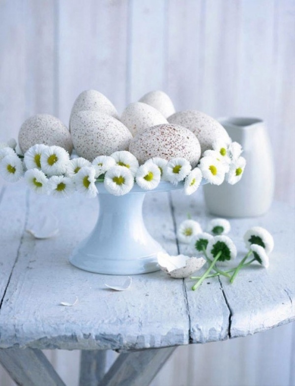 bricolage-paques-présentoir-gâteau-blanc-marguerites-oeufs bricolage pour Pâques