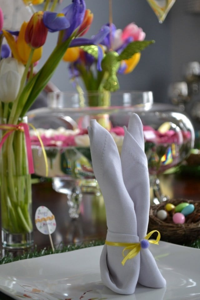 bricolage-paques-serviette-pliage-lapin-blanc-bouquets-fleurs-printanières bricolage pour Pâques