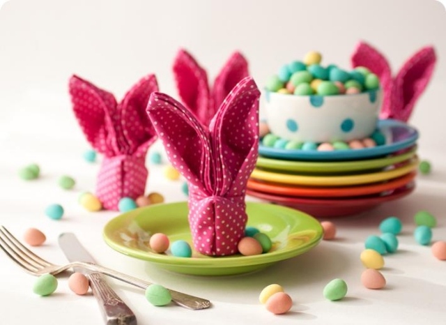 bricolage-paques-serviettes-rose-pois-blancs-mini-oeufs-multicolores bricolage pour Pâques
