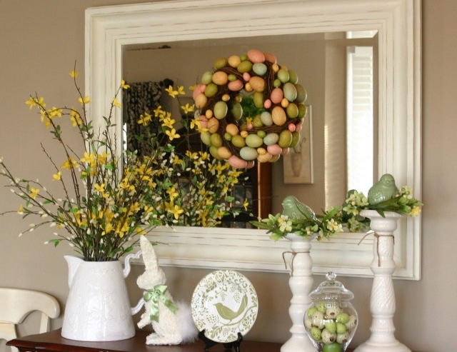 bricolage-paques-vase-blanc-bouquet-branchettes-fleuries-figurines-oiseaux-couronne-oeufs bricolage pour Pâques