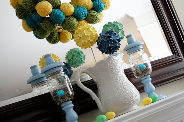 bricolage-paques-vase-blanc-couronne-pelotes-laine-fleurs-papier-jaune-bleu-vert bricolage pour Pâques