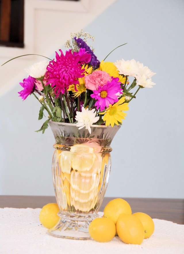 bricolage-paques-vase-tranches-citron-bouquet-fleurs-marguerites bricolage pour Pâques