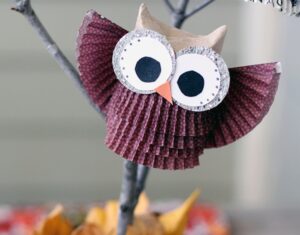 bricolage pour enfants poupée-hiboux rouleaux papier caissettes