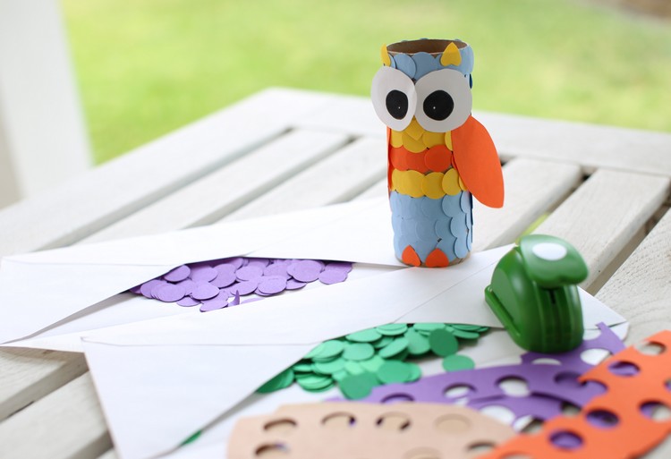 bricolage pour enfants –hiboux-rouleaux-papier-plumes-cercles-decoupes-papier