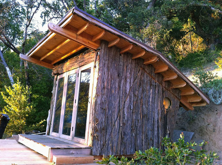 cabane-jardin-moderne-DIY-écorce-bois-massif-toit-pente cabane de jardin