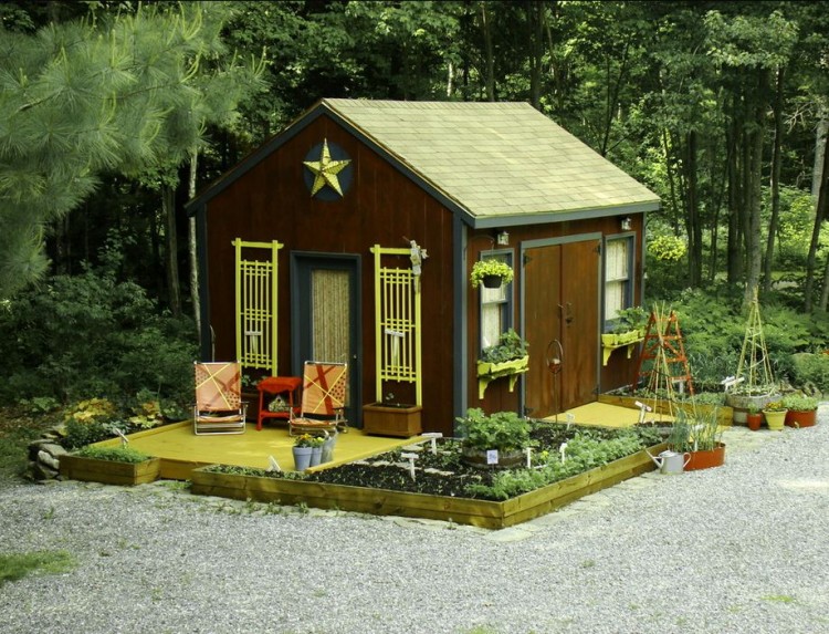 cabane-jardin-moderne-bois-grille-fenêtre-jaune-terrasse-chaises-table-antique cabane de jardin