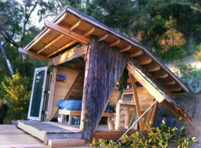 cabane-jardin-moderne-bois-massif-écorce-coin-couchage