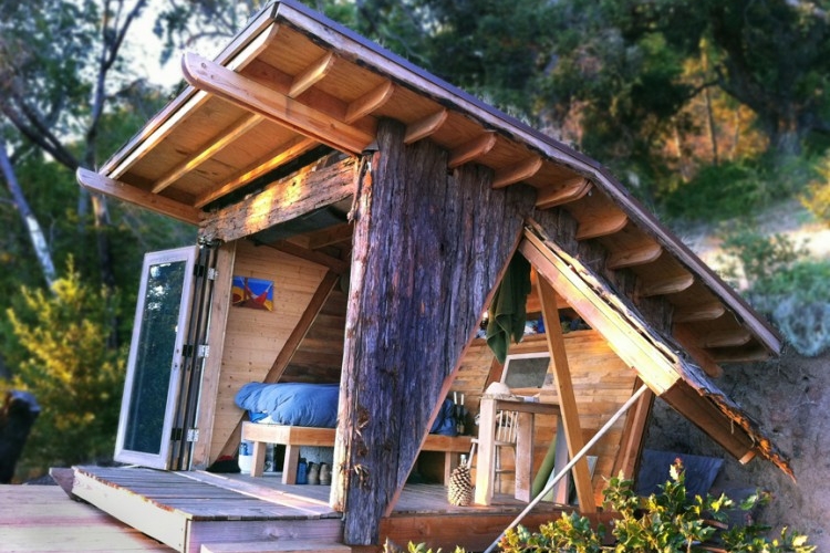 cabane-jardin-moderne-bois-massif-écorce-coin-couchage