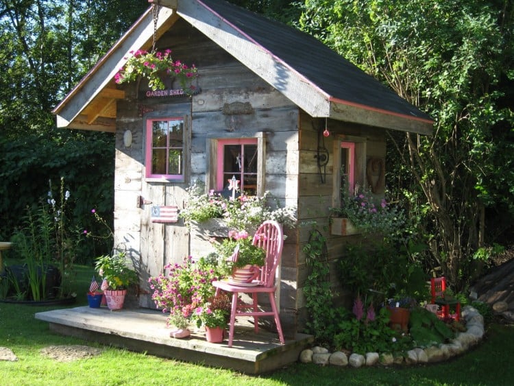 cabane-jardin-moderne-design-rustique-bois-grisâtre-fleurs-chaise-rose