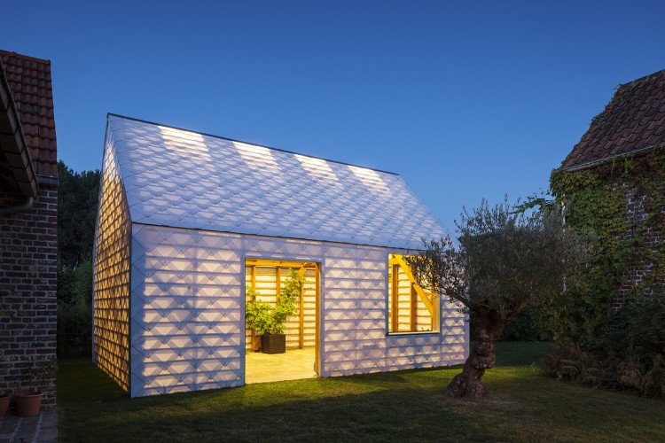 cabane-jardin-moderne-moderne-façade-blanche-jeu-lumière-ombre cabane de jardin