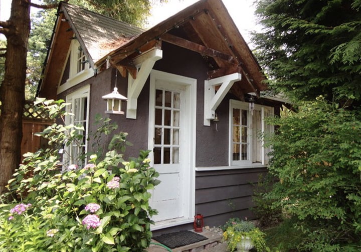 cabane-jardin-moderne-peinture-grise-porte-blanche-lanterne-hortensias cabane de jardin