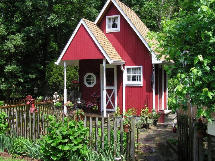 cabane-jardin-moderne-rouge-accents-blancs-relax-jadin-plantes-vertes cabane de jardin
