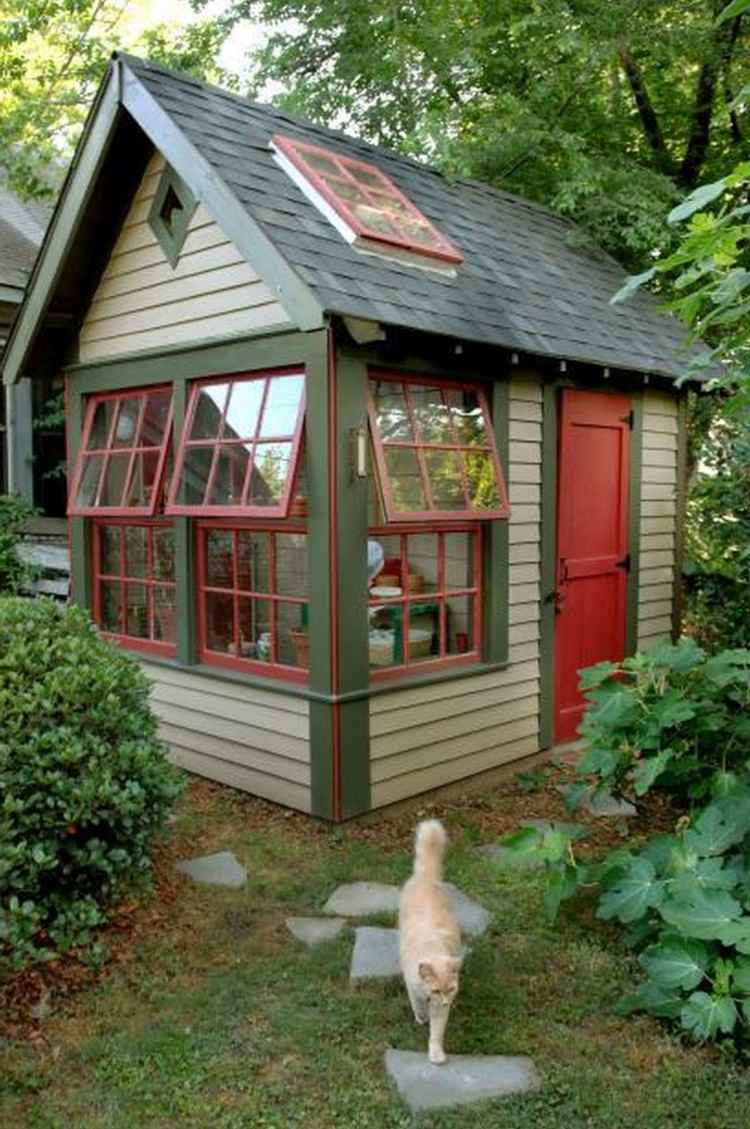 cabane-jardin-moderne-style-éclectique-fenêtres-rouges-façade-verte