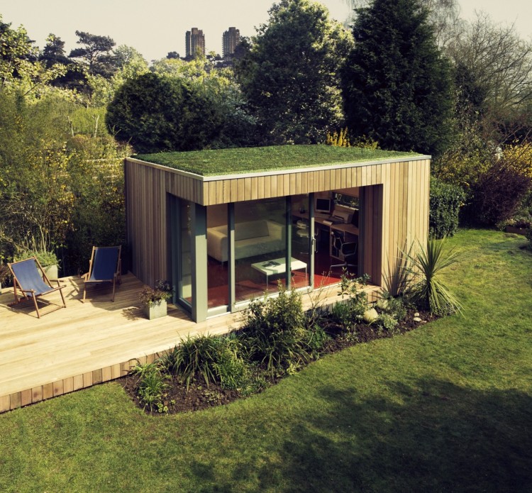 cabane-jardin-moderne-éco-toit-plat-gazon-terrasse-bois-chaises cabane de jardin