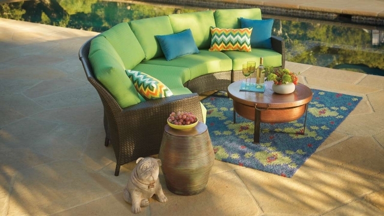 canapé jardin coussins décoratifs tapis extérieur assorti