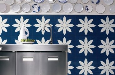 carrelage-moderne-Bisazza-carrelage-mural-sol-bleu-motifs-marguerites-blanches