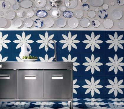 carrelage-moderne-Bisazza-carrelage-mural-sol-bleu-motifs-marguerites-blanches