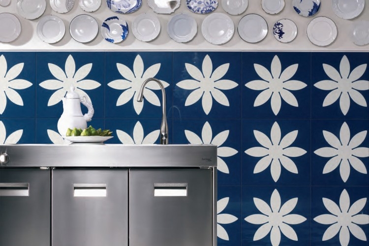 carrelage-moderne-Bisazza-carrelage-mural-sol-bleu-motifs-marguerites-blanches