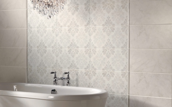 carrelage-moderne-beige-clair-motifs-baroques-gris-clair-salle-bains carrelage moderne
