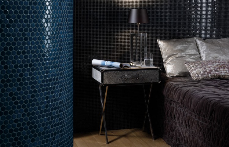 carrelage-moderne-chambre-coucher-mosaique-murale-bleue-noire-polie