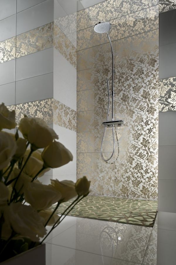 carrelage-moderne-gris-clair-motifs-feuilles-or-salle-bains-douche-italienne carrelage moderne