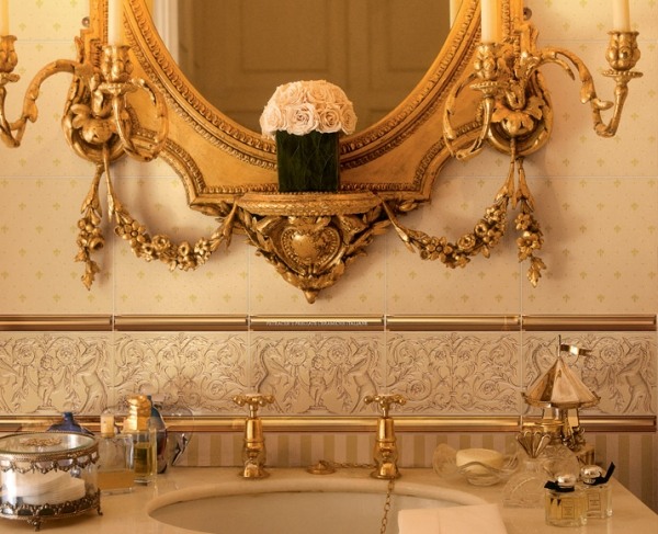 carrelage-moderne-luxe-beige-clair-frises-couleur-or-motifs-incrustés