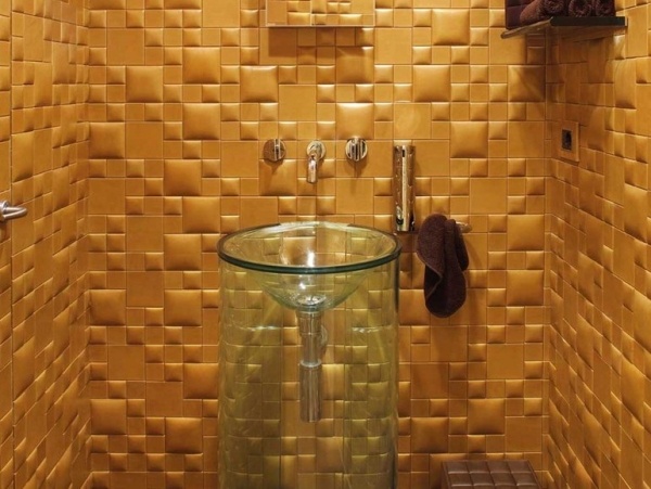 carrelage-moderne-mosaique-couleur-or-salle-bains-vasque-pied-verre