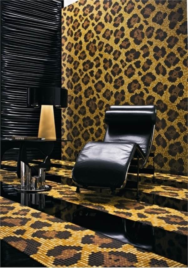 carrelage-moderne-mosaique-motif-léopard-chaise-cuir-noir carrelage moderne