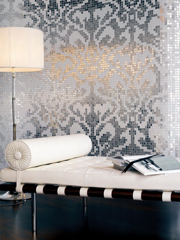 carrelage-moderne-mosaique-murale-blanche-motifs-gris-méridienne-cuir-blanc