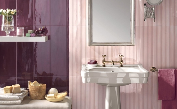 carrelage-moderne-rose-pourpre-salle-bains-robinetterie-couleur-or