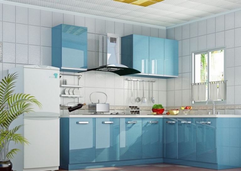 carrelage-mural-cuisine-blanc-armoires-bleu-brillant