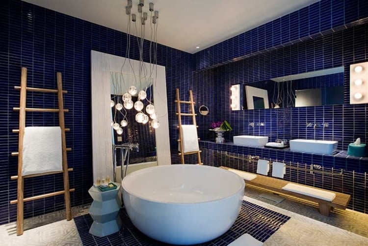 carrelage-salle de bain bleu marine baignoire ronde porte-serviette échelle