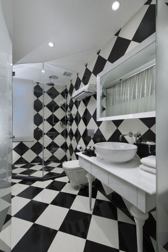 Carrelage pour salle de bains – jeu de couleurs et formes Carrelage noir et mur couleur