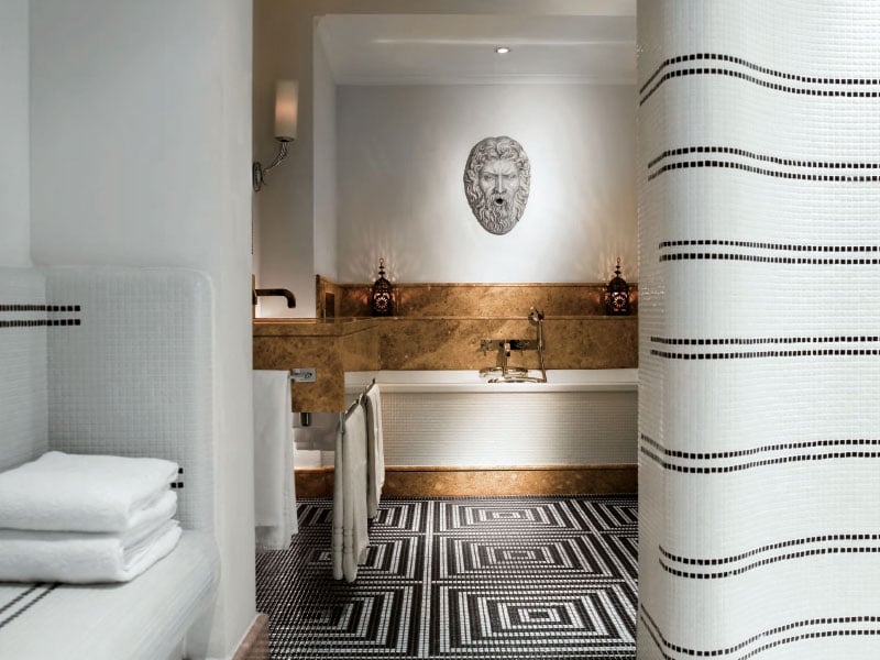 carrelage-salle-bains-mosaique-blanche-noire-couleur-or-baignoire-mosaique carrelage pour salle de bains